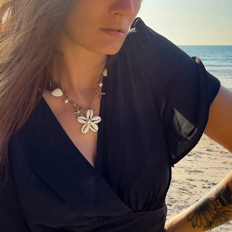 COLLIER SHELLY