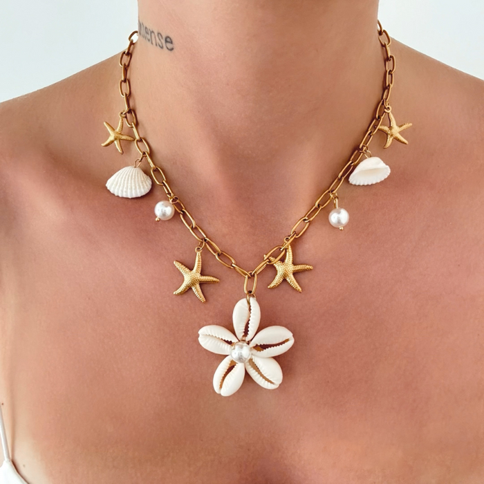 COLLIER SHELLY